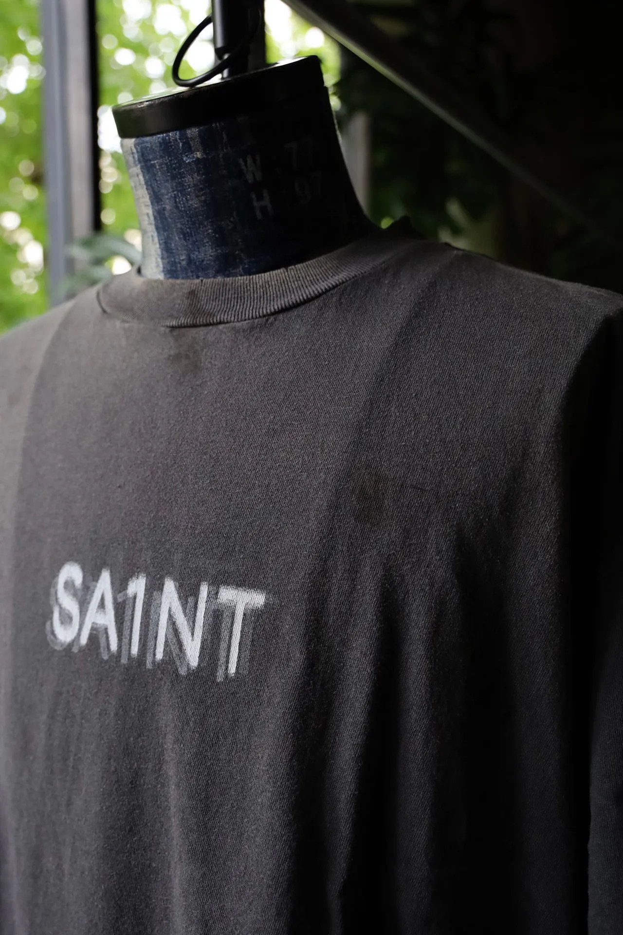 SAINT Mxxxxxx SEVEN DEADLY SS TEE/BLK Phantom SAINT Seven Deadly Sins Printed TEE Washed Black S-XL Look for cylindrical fabrics with no side seams. Don’t buy open width fabrics anymore. It’s boring. Assute garments are dyed. The whole piece is sprayed with Ma Liu. Then spray the heavy parts to fade. The collar and cuffs are frayed. Many hangings are frayed. Accessories are complete. Customized original consistent main mark/wash mark/little angel anti-counterfeiting mark.